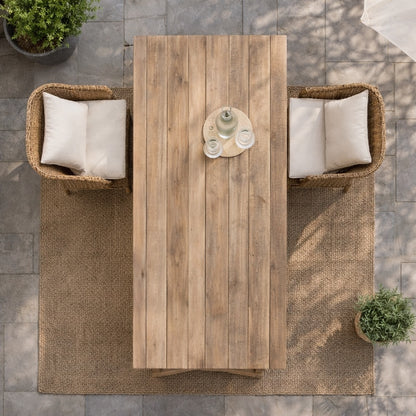 O masa din lemn masiv pin in gradina