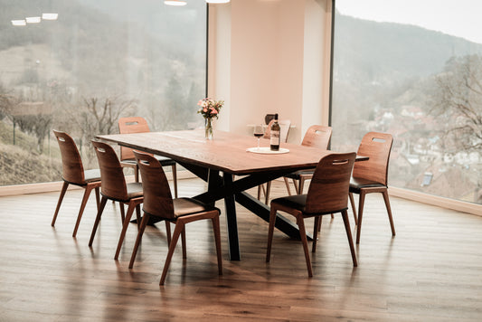 O masa intr-un living cu scaune si picioare din metal stil industrial