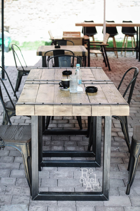 O masa rustic realizat din grinzi cu picior din metal