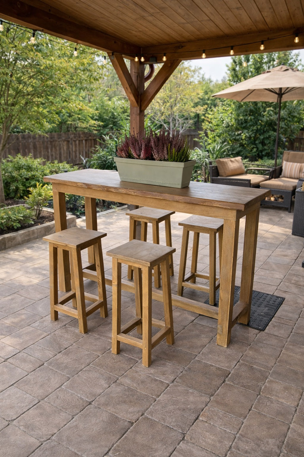 Masa cu 4 scaune pe terasa