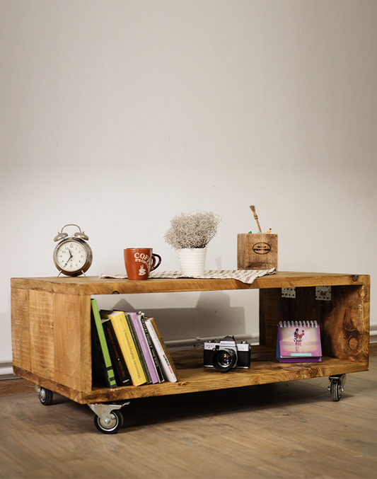 O masa din lemn in stil rustic pe roti