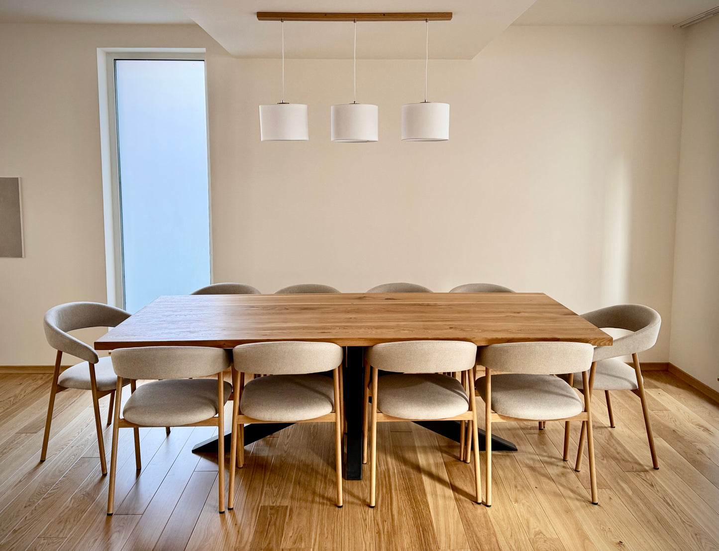 Masa cu picioare din metal asezat in camera