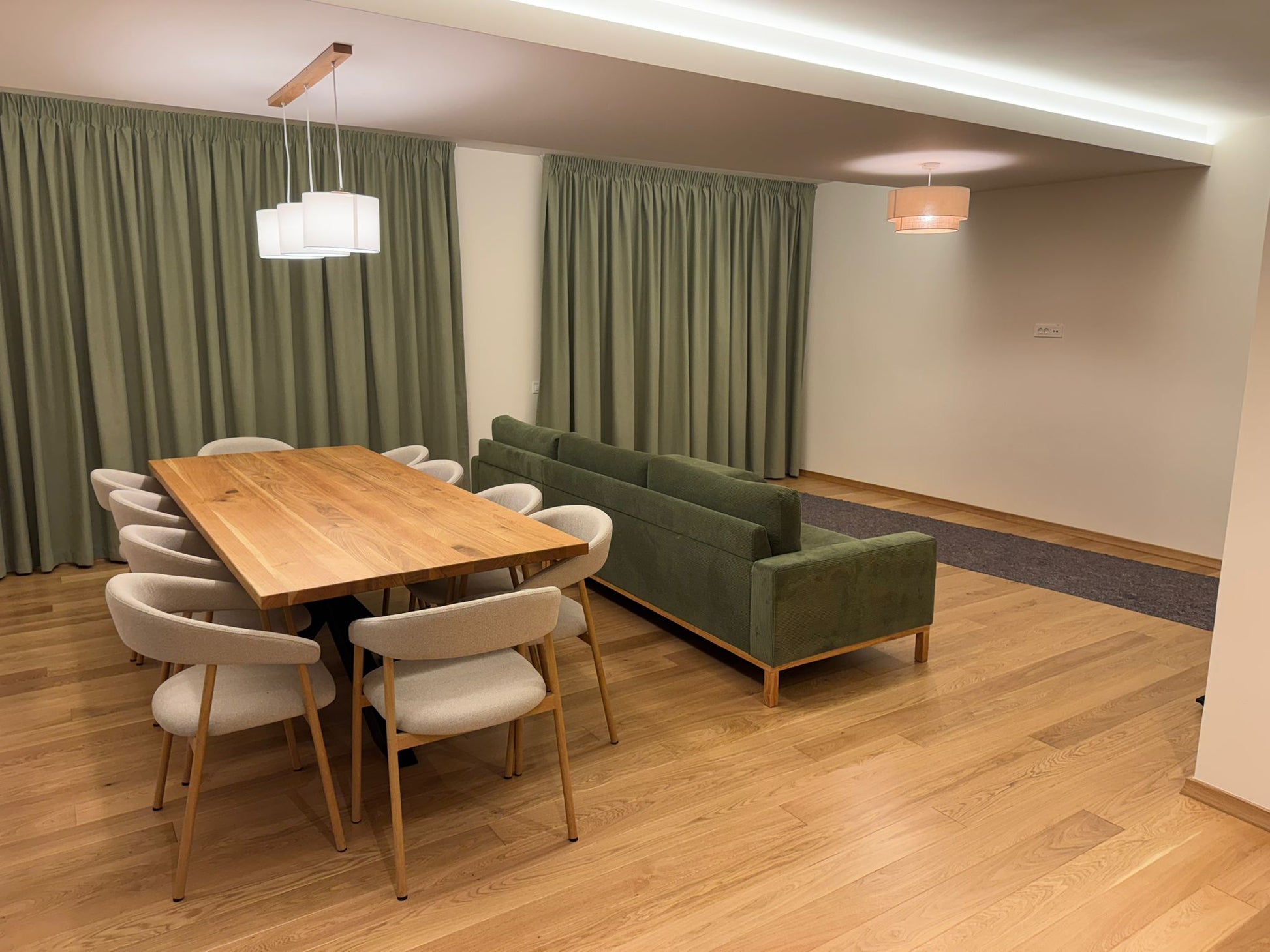 Masa cu picioare din metal asezat in camera