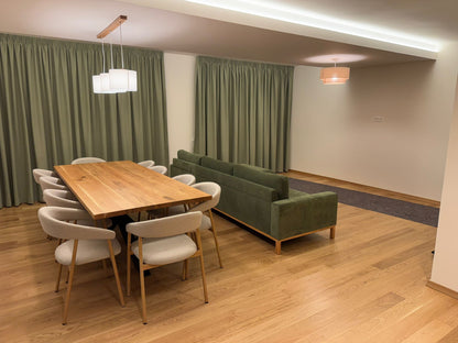 Masa cu picioare din metal asezat in camera