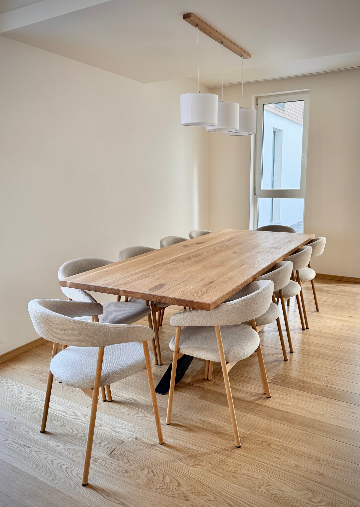 Masa cu picioare din metal asezat in camera