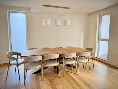 Masa cu picioare din metal asezat in camera