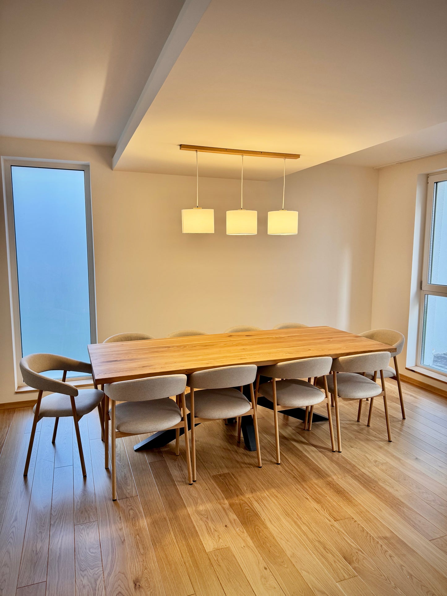 Masa cu picioare din metal asezat in camera