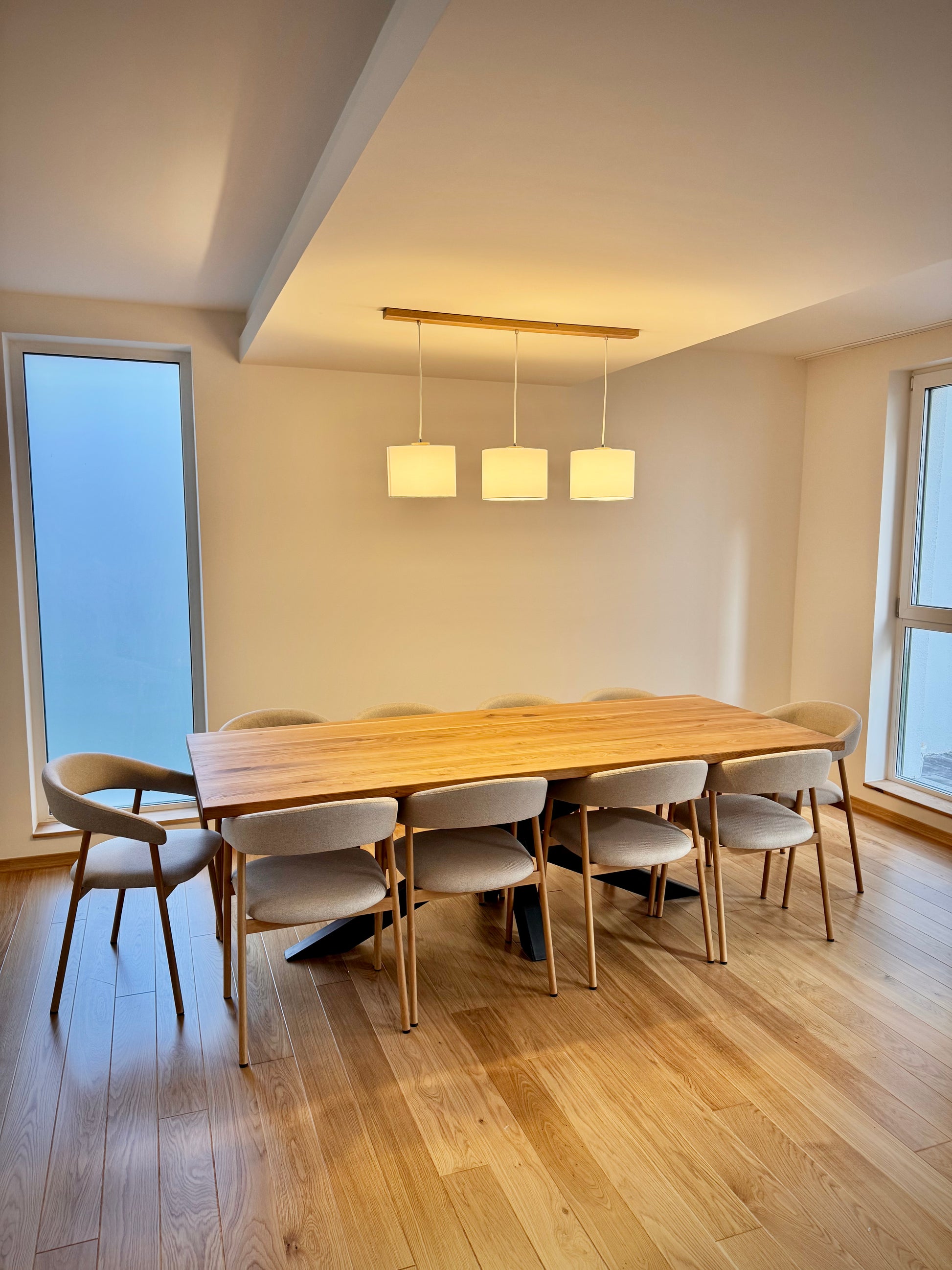 Masa cu picioare din metal asezat in camera