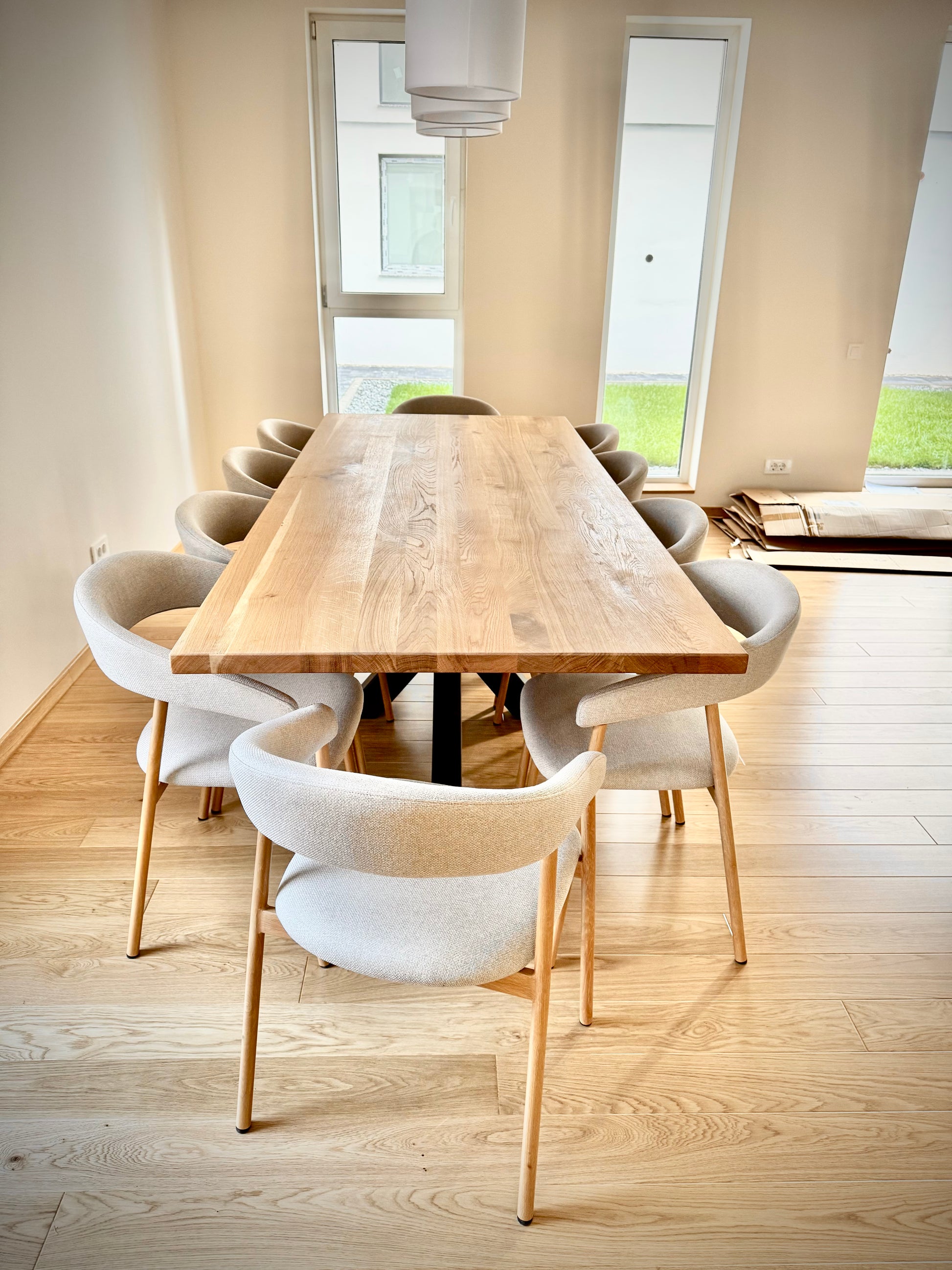 Masa cu picioare din metal asezat in camera