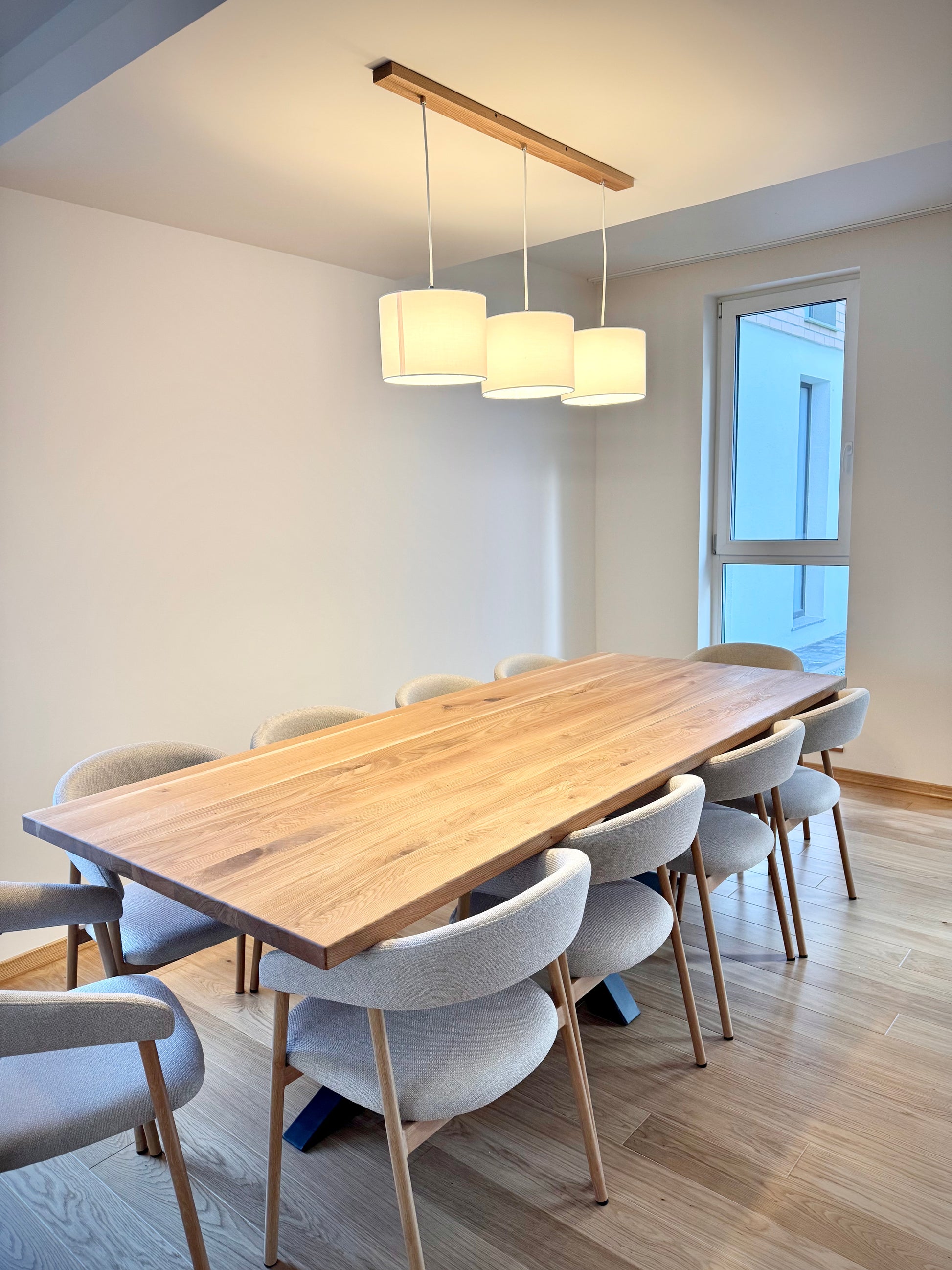 Masa cu picioare din metal asezat in camera