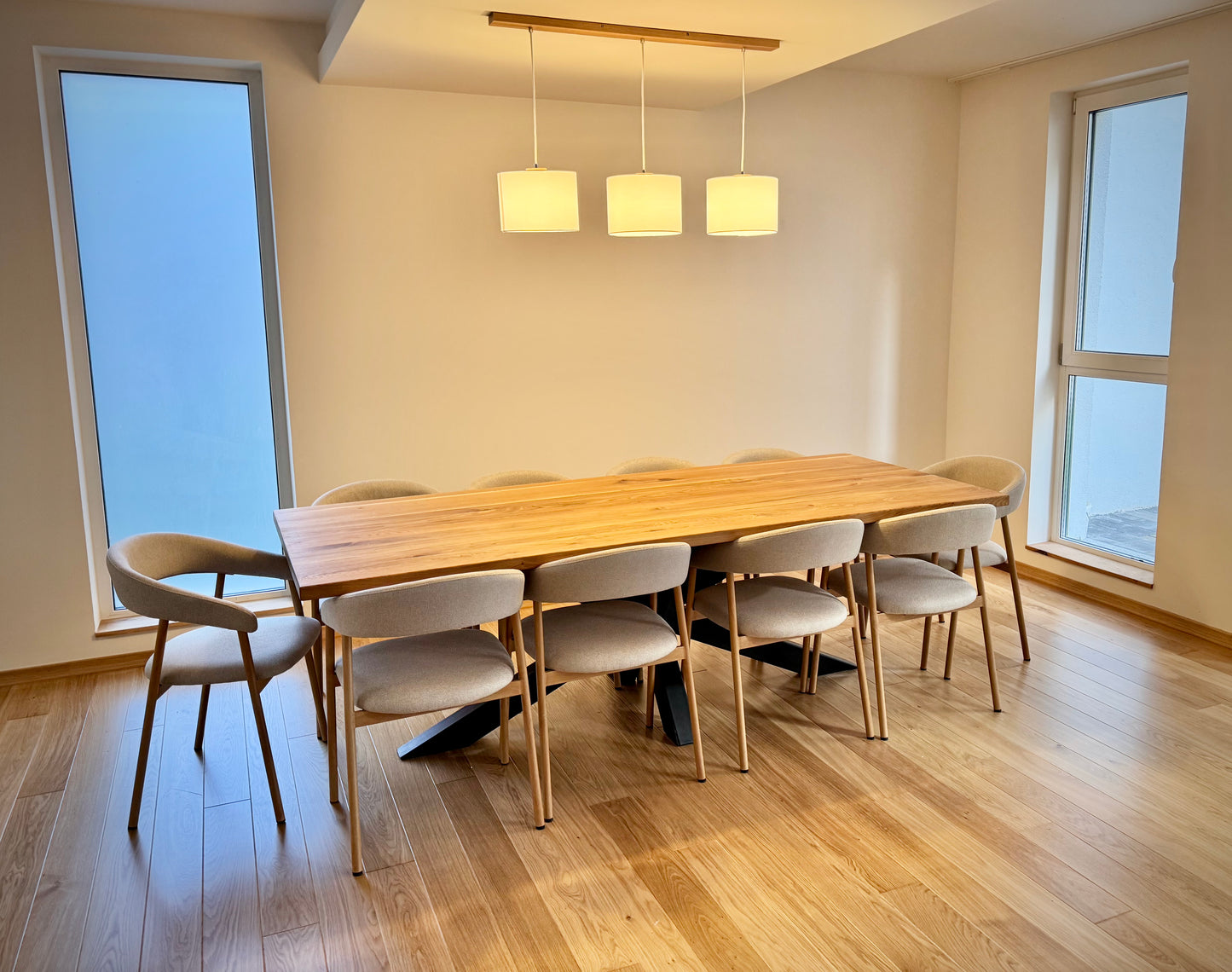 Masa cu picioare din metal asezat in camera