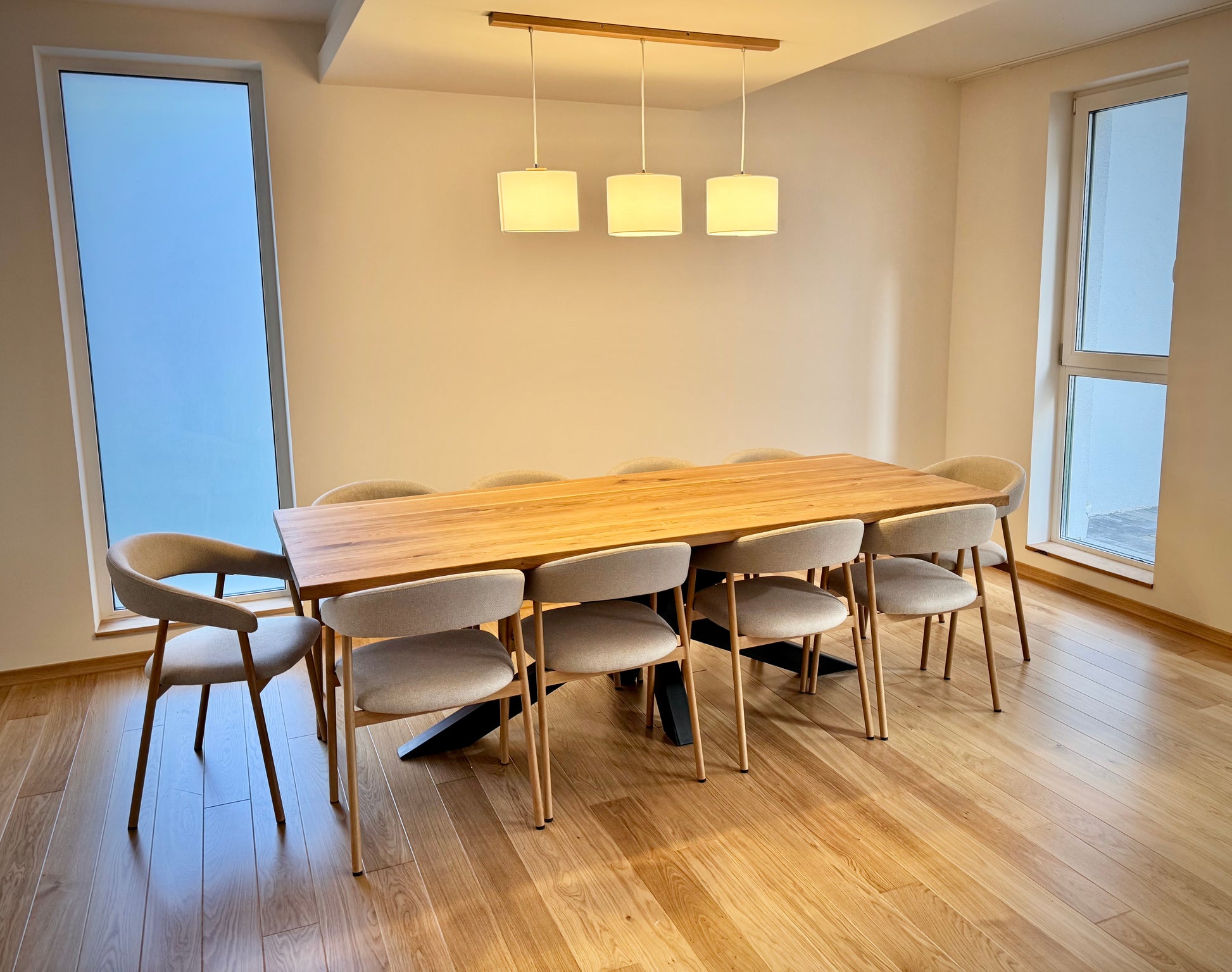 Masa cu picioare din metal asezat in camera