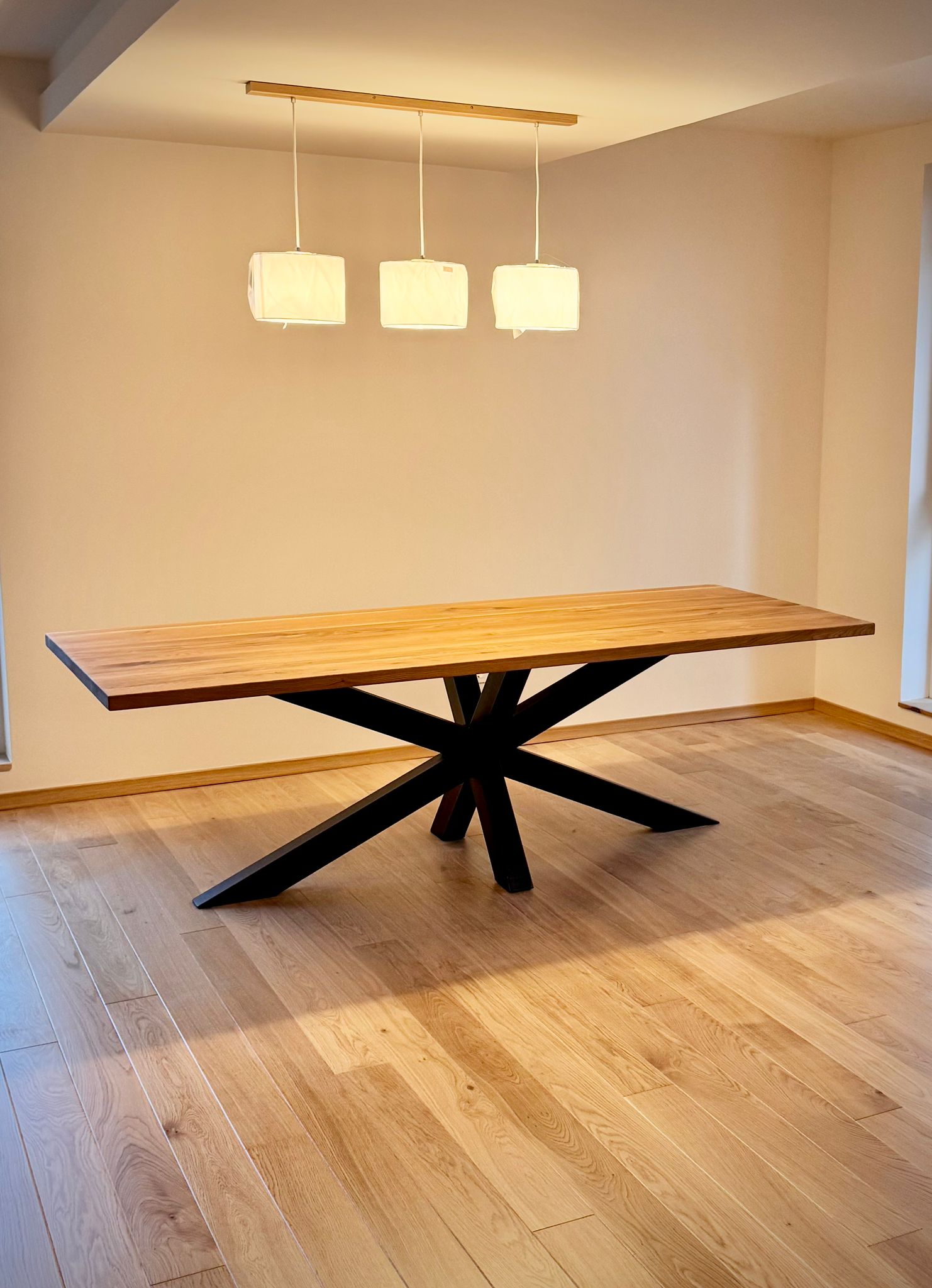 Masa cu picioare din metal asezat in camera