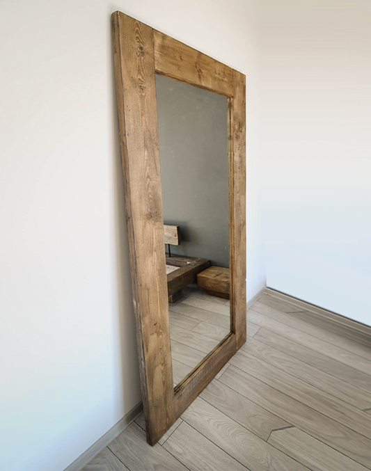 O oglinda langa perete intr-o camera de apartament