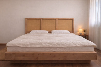 Un pat rustic in dormitor