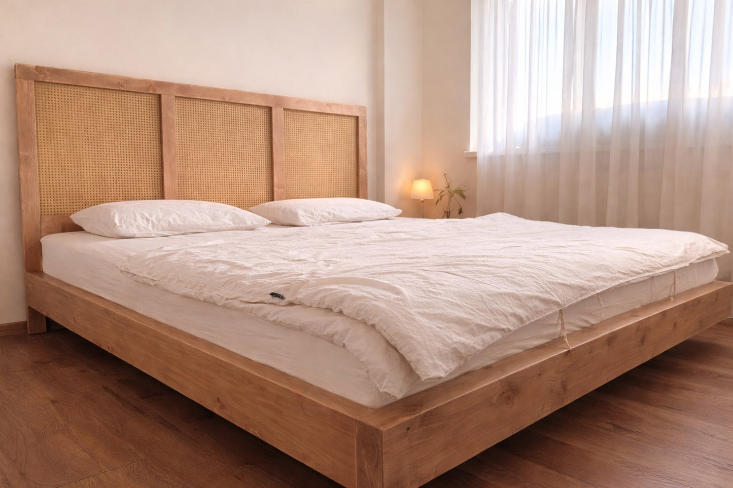 Un pat rustic in dormitor