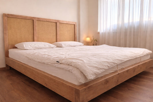 Un pat rustic in dormitor