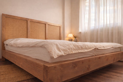 Un pat rustic in dormitor