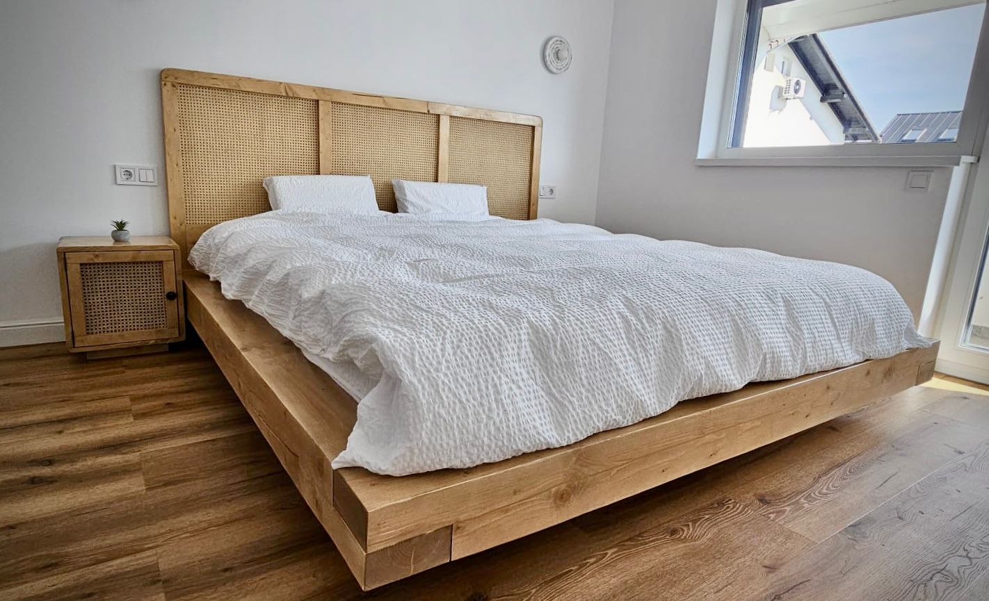 Un pat din pin si ratan