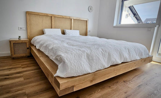 Un pat din pin si ratan