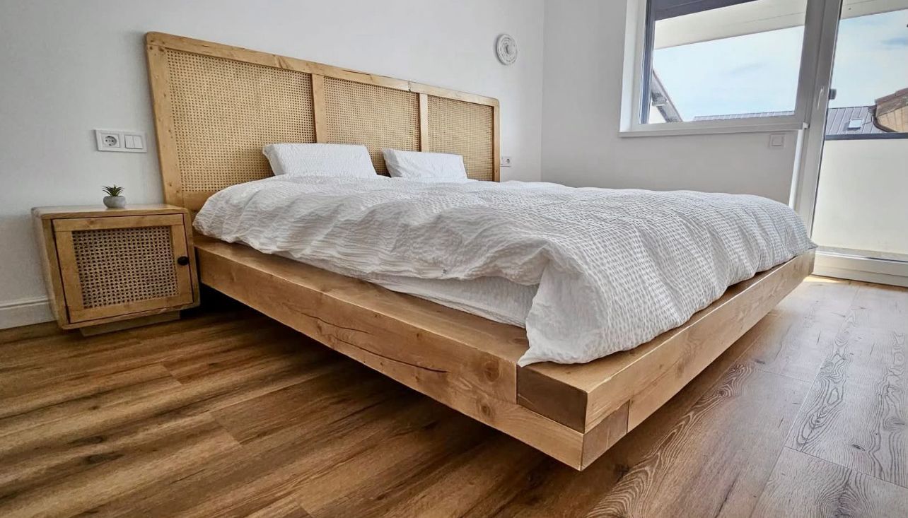 Un pat din pin si ratan