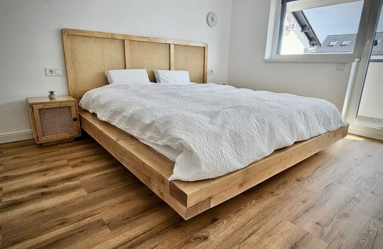 Un pat din pin si ratan