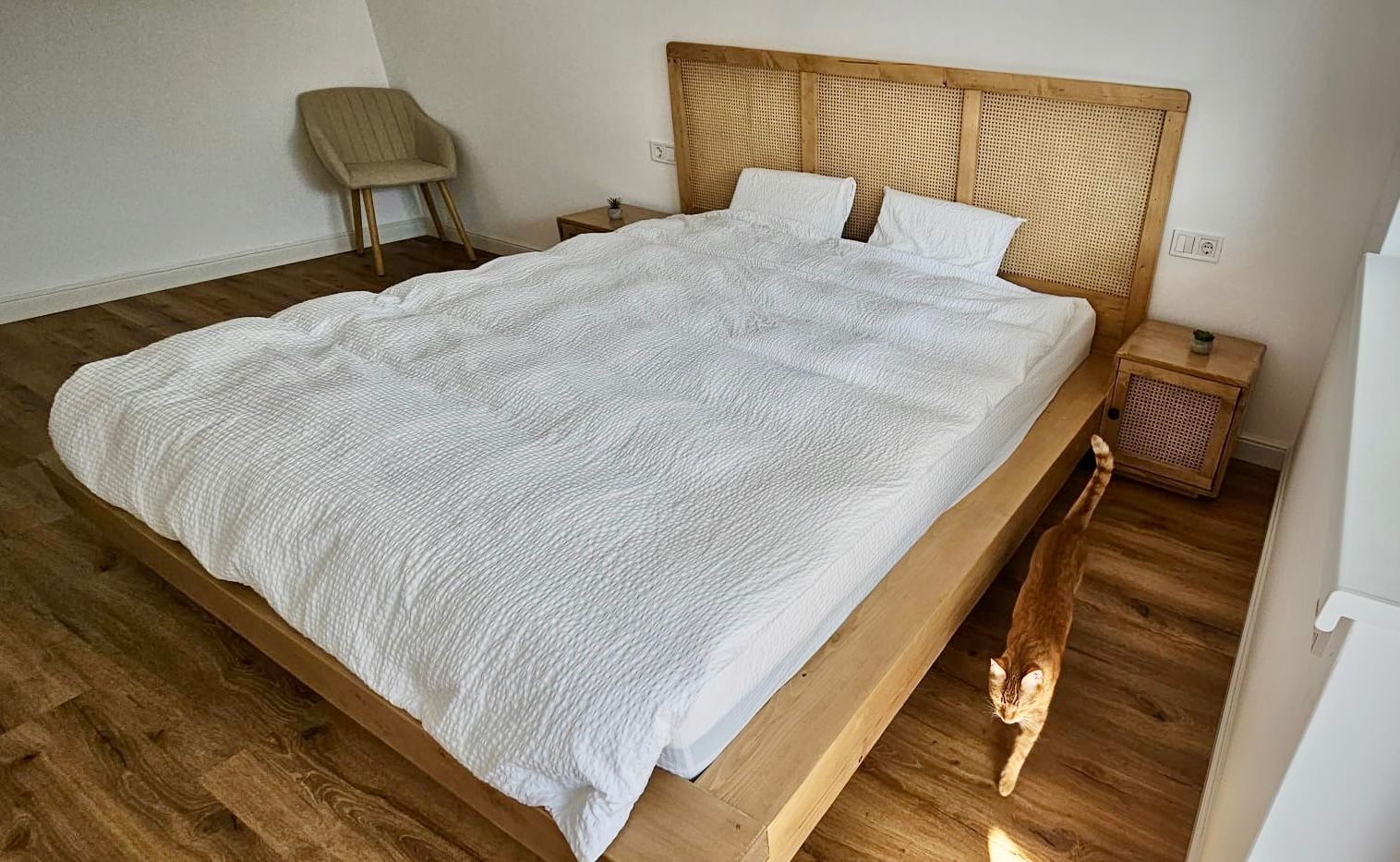 Un pat din pin si ratan