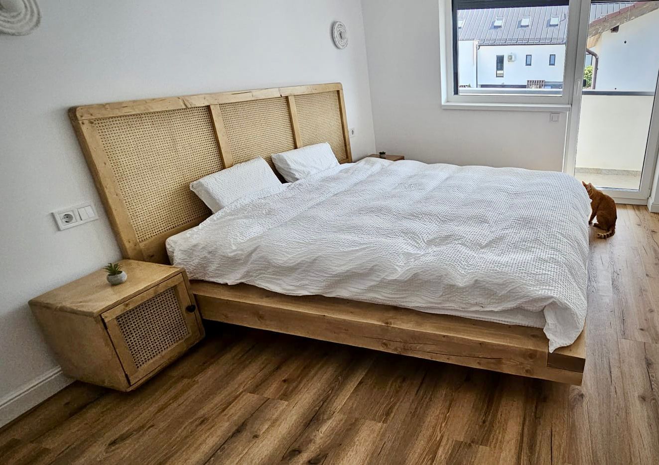 Un pat din pin si ratan