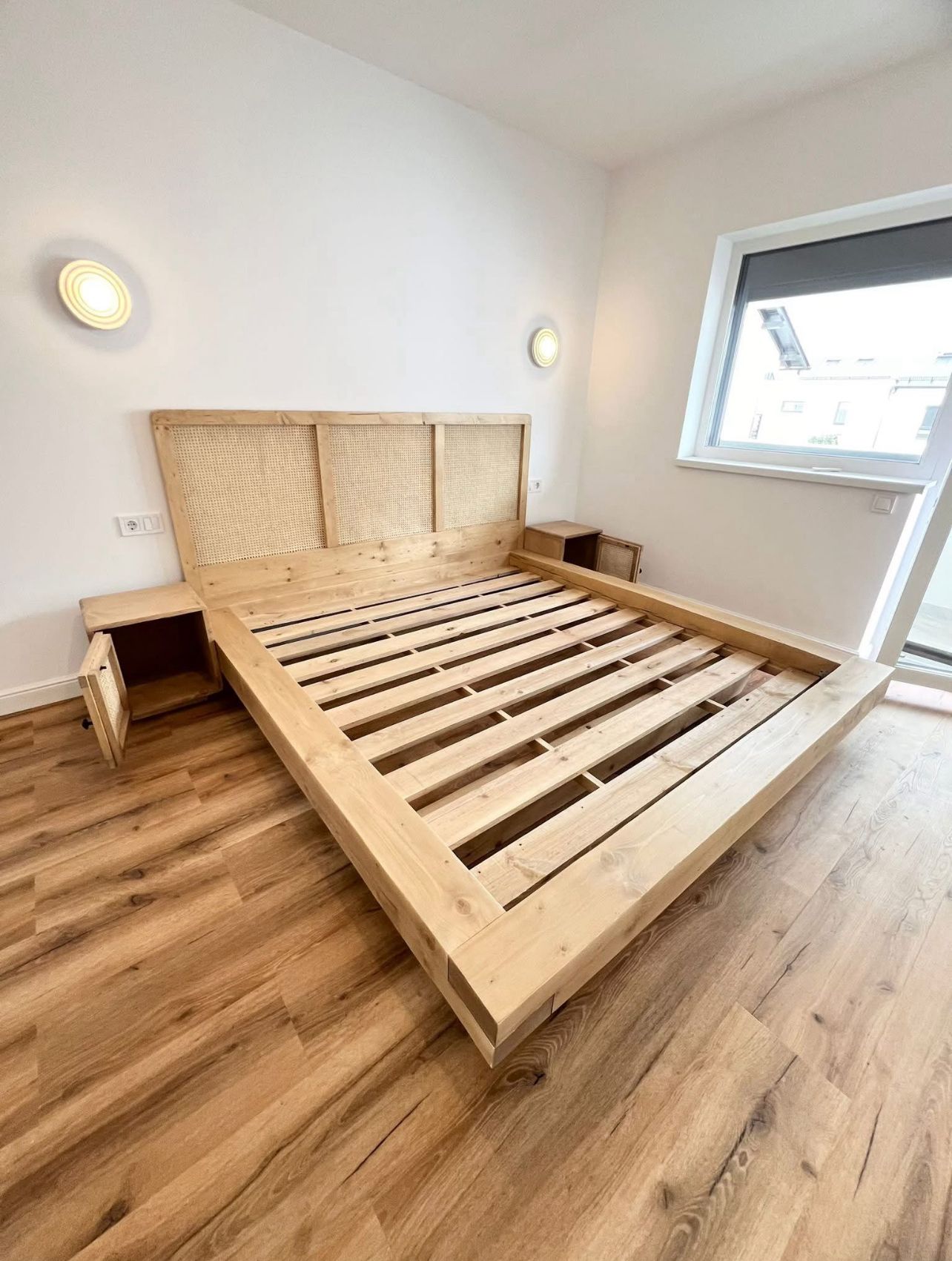 Un pat din pin si ratan