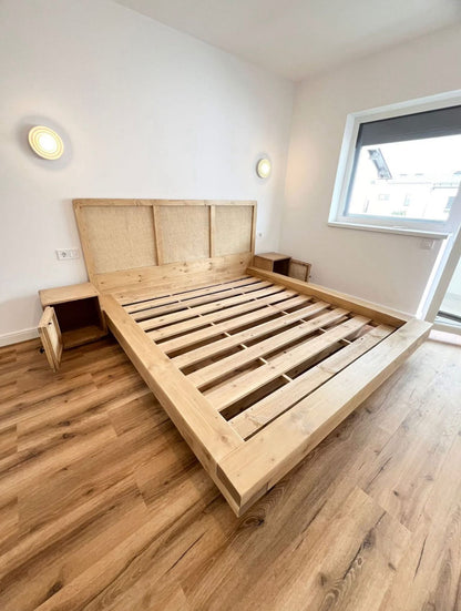 Un pat din pin si ratan