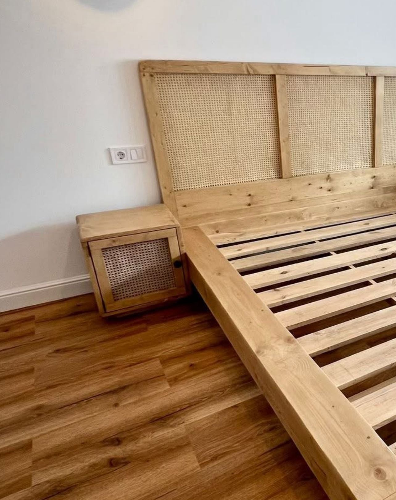 Un pat din pin si ratan