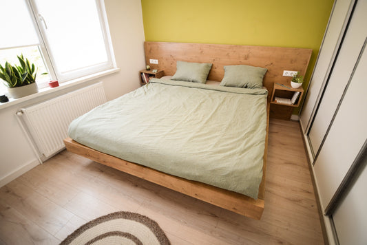 Un pat rustic in camera