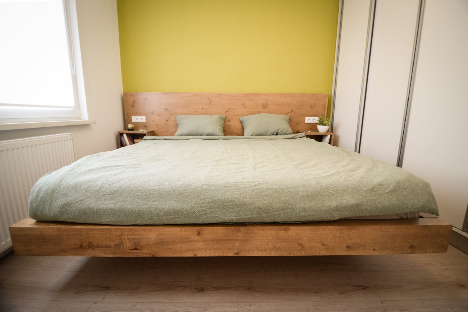 Un pat rustic in camera