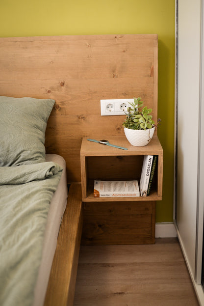 Un pat rustic in camera