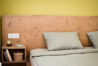 Un pat rustic in camera