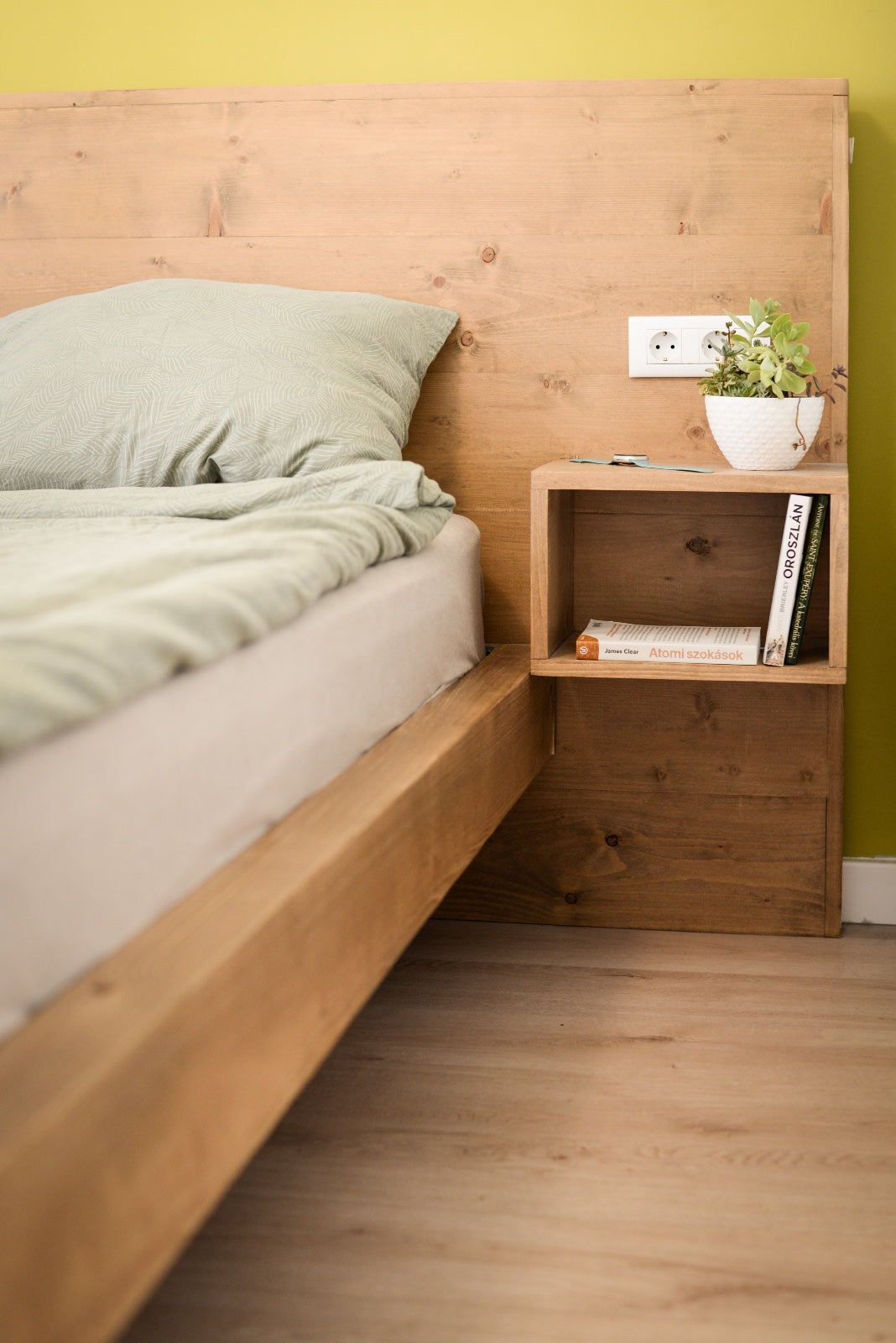 Un pat rustic in camera