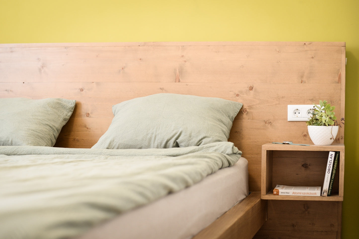 Un pat rustic in camera