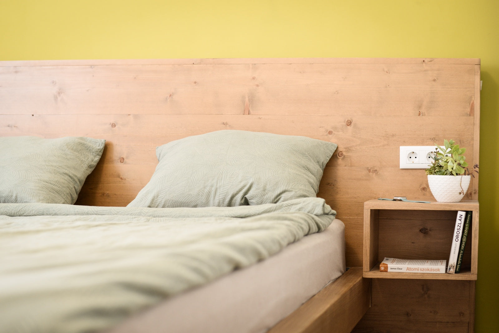 Un pat rustic in camera