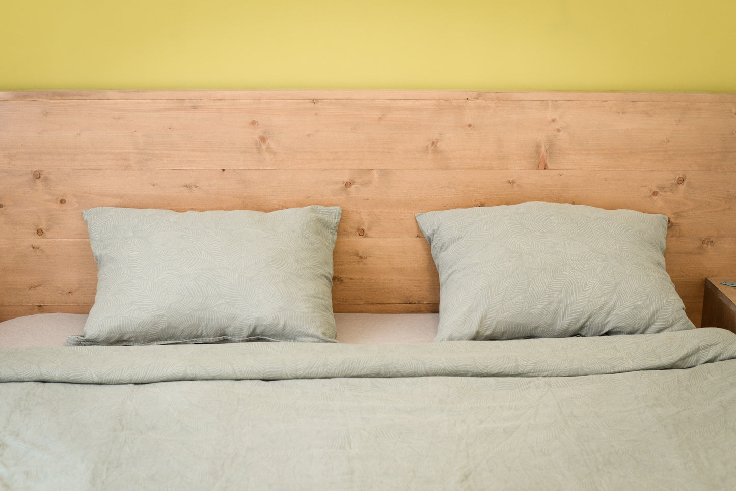 Un pat rustic in camera