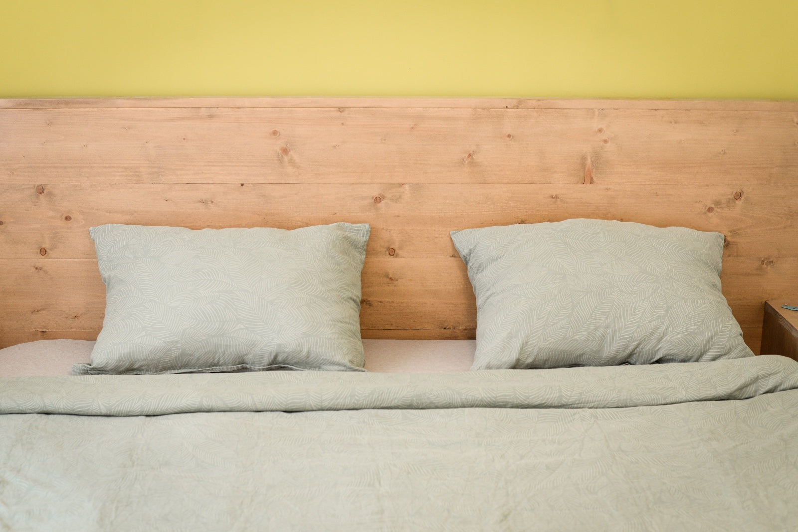 Un pat rustic in camera