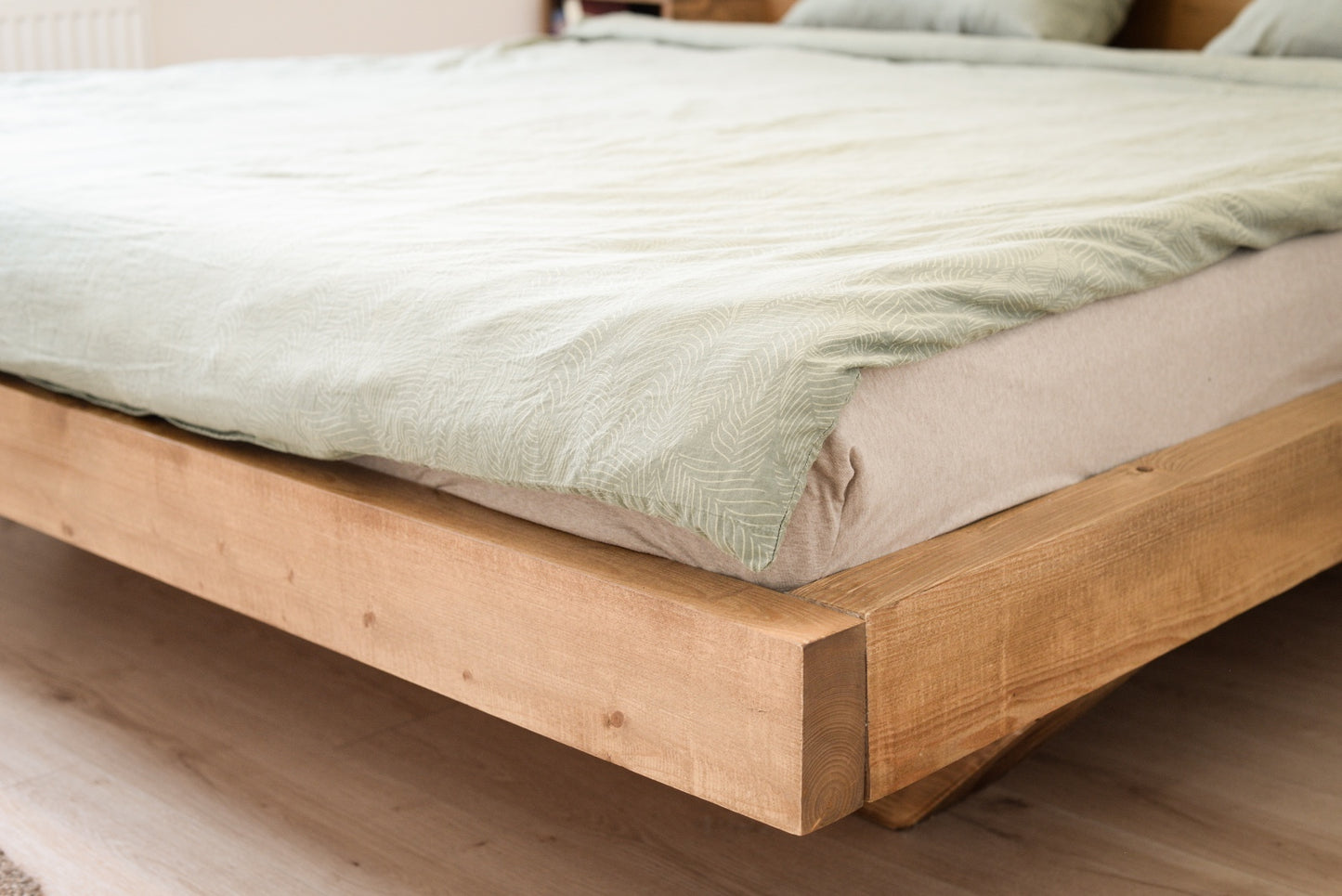 Un pat rustic in camera