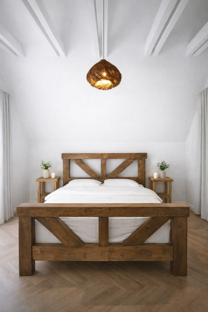 Un pat rustic in camera