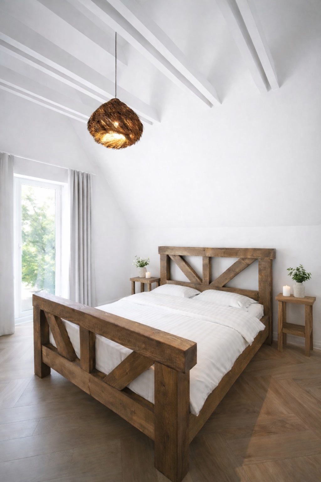 Un pat rustic in camera