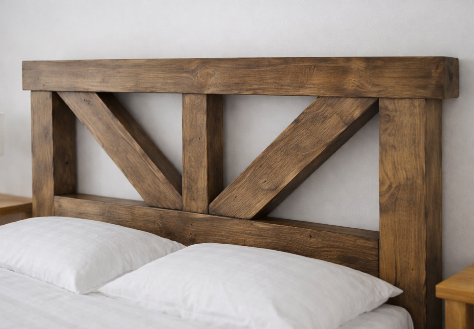 Un pat rustic in camera