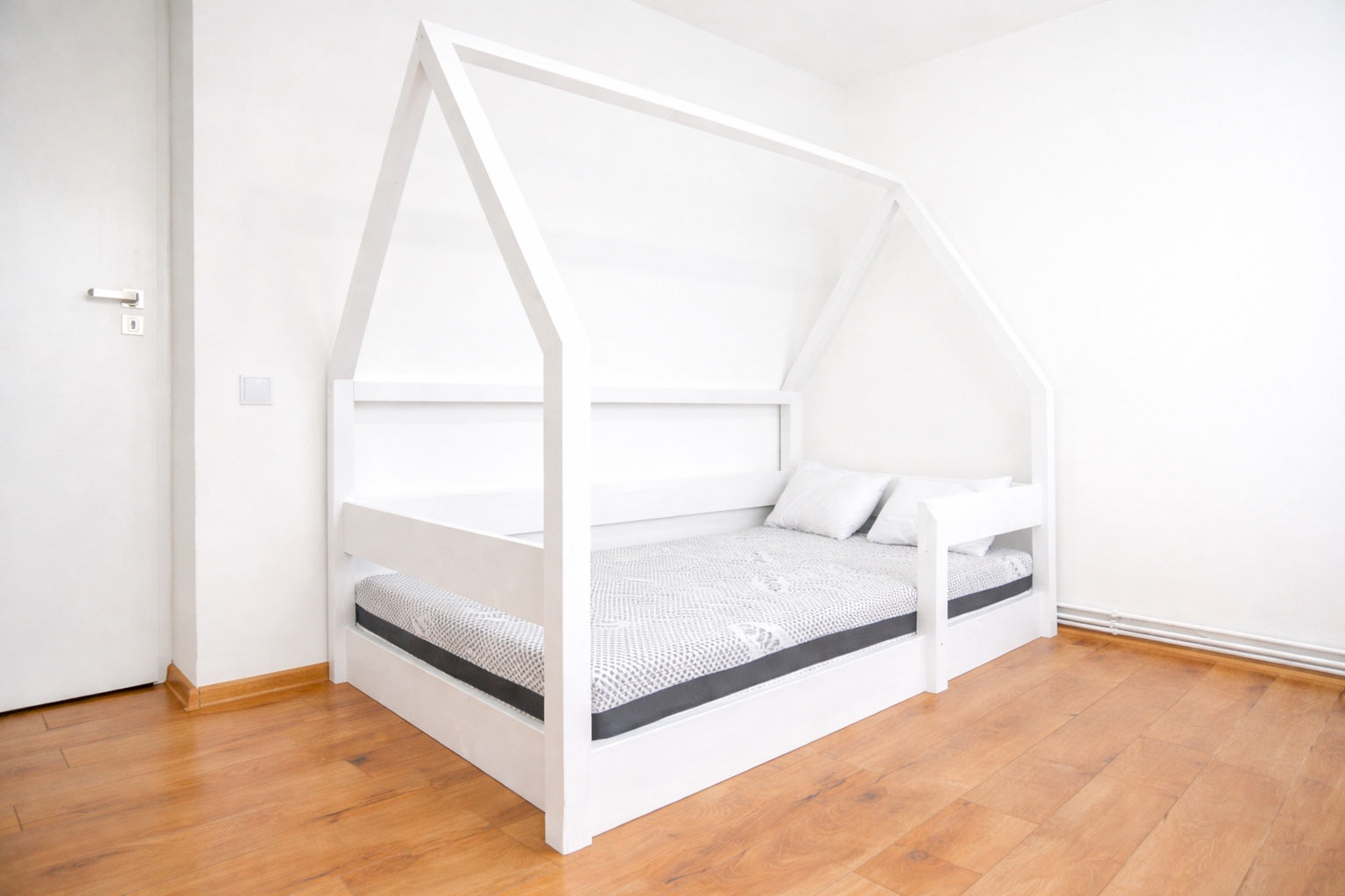 Pat de copil alb in camera