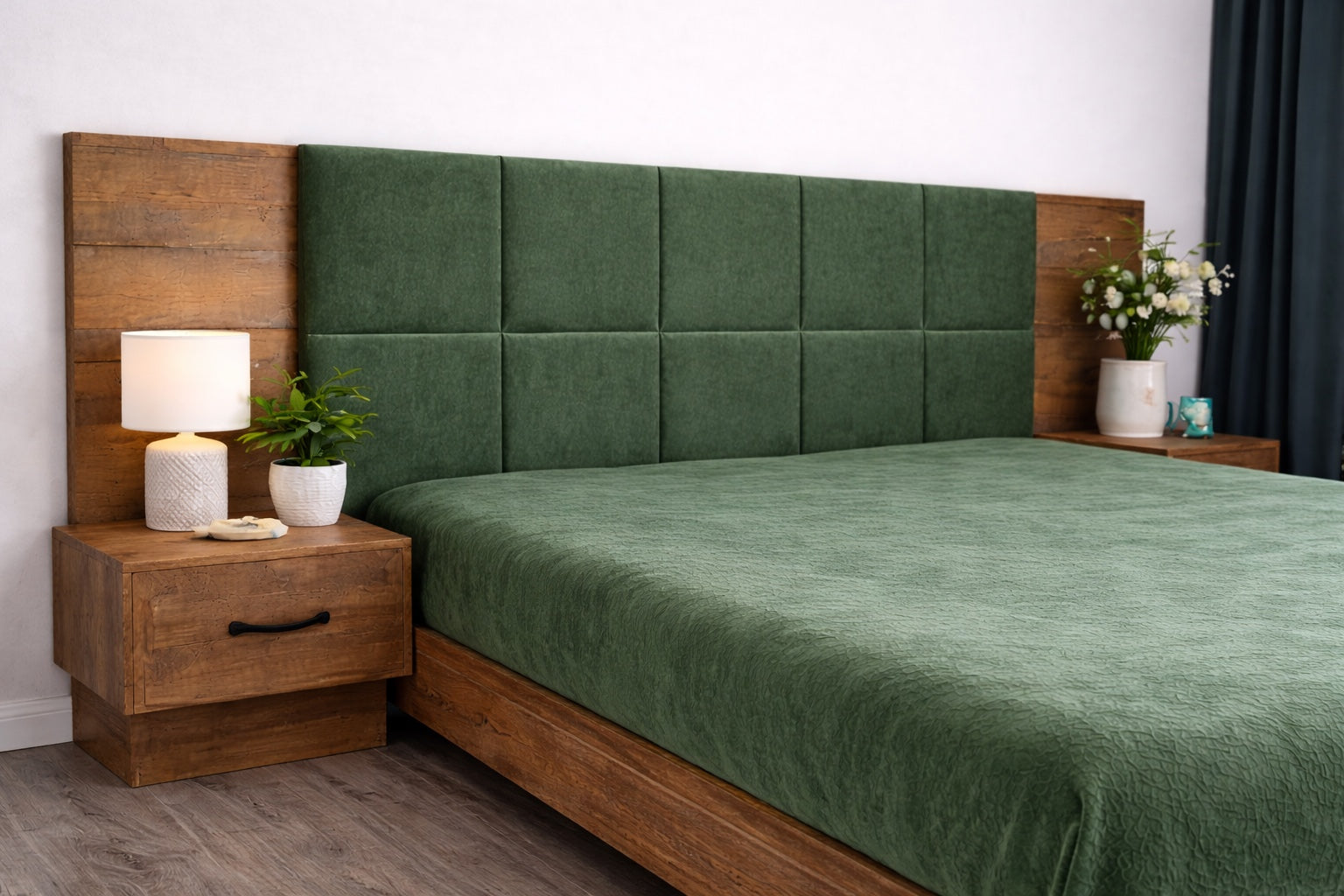 Un pat rustic in camera cu noptiere