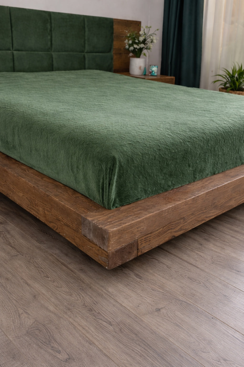 Un pat rustic in camera cu noptiere