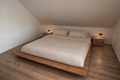 Un pat in camera cu design simplu