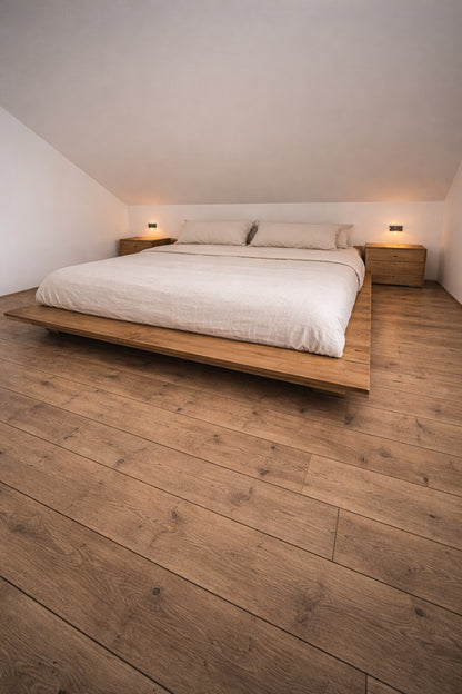 Un pat in camera cu design simplu