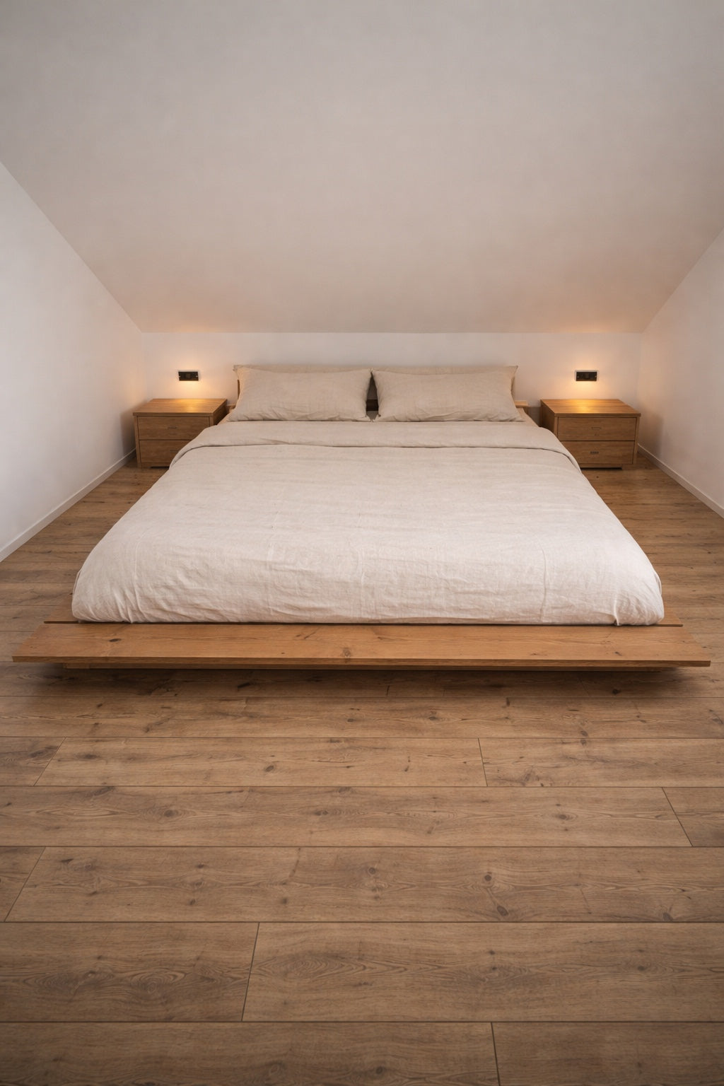 Un pat in camera cu design simplu